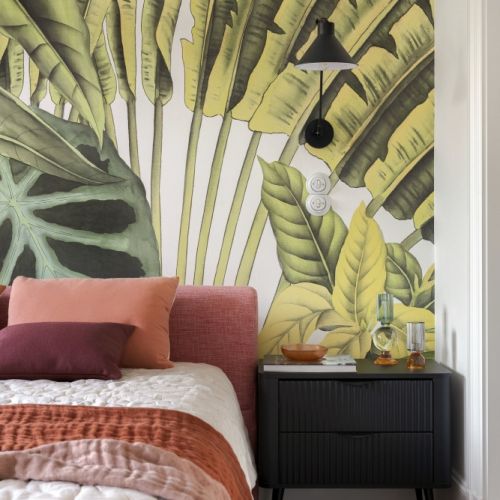 botaniczna tapeta za łóżkiem w sypialni
