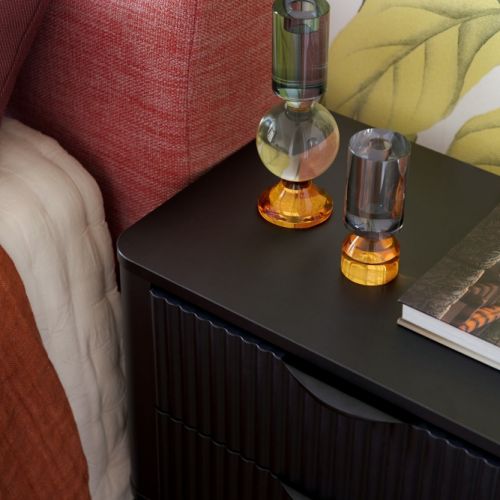 sypialnia z kolorowymi dodatkami w mieszkaniu w kamienicy