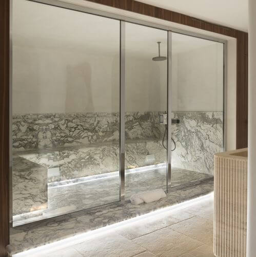 strefa prysznicowa i sauna w łazience w willi w stylu quiet luxury