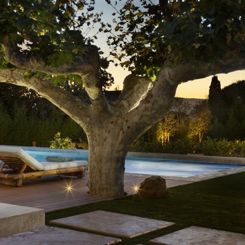elegancki dom w stylu quiet luxury z podgrzewanym basenem