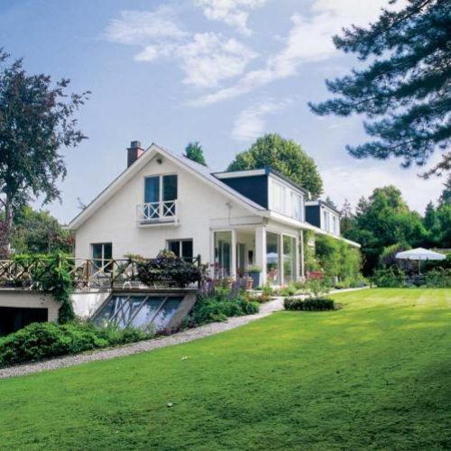 Elegancki dom z ogromnym tarasem i całorocznym basenem.