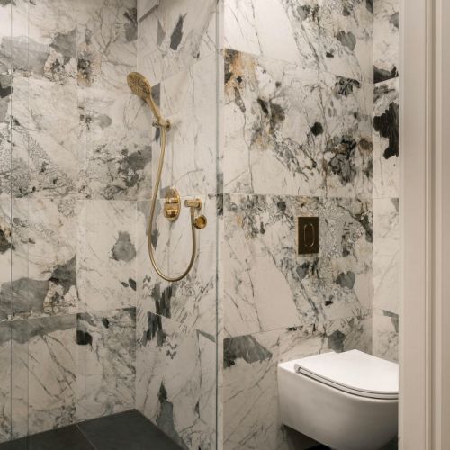 łazienka w luksusowym apartamencie w drapaczu chmur