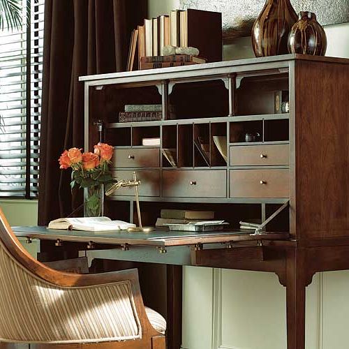 Elegancki i kobiecy - to idealna propozycja dla pani domu. Sekretarzyk z licznymi szufladkami i