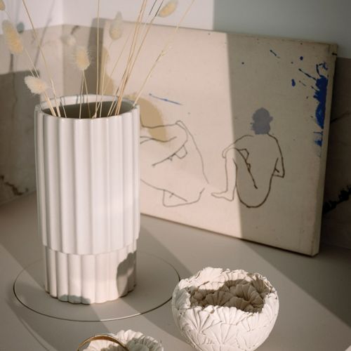 biała łazienka w mieszkaniu nad morzem