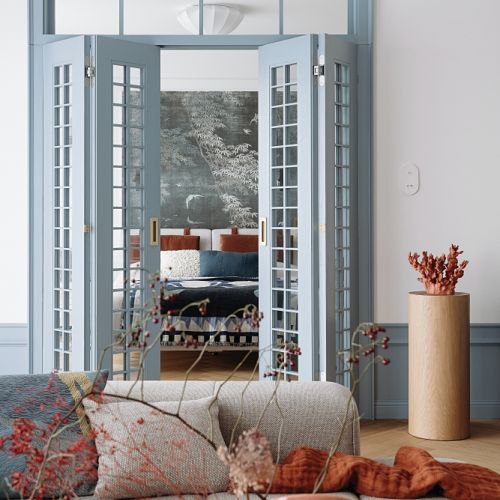 eleganckie mieszkanie z błękitnymi drzwiami