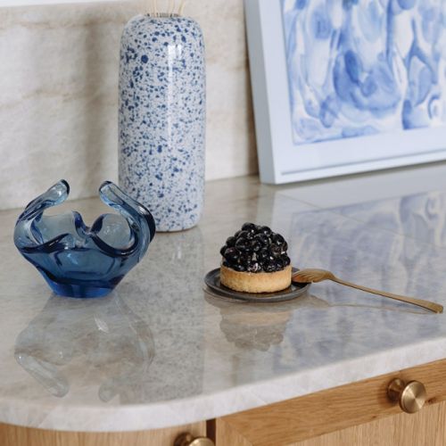 mała kuchnia w eleganckim mieszkaniu nad morzem