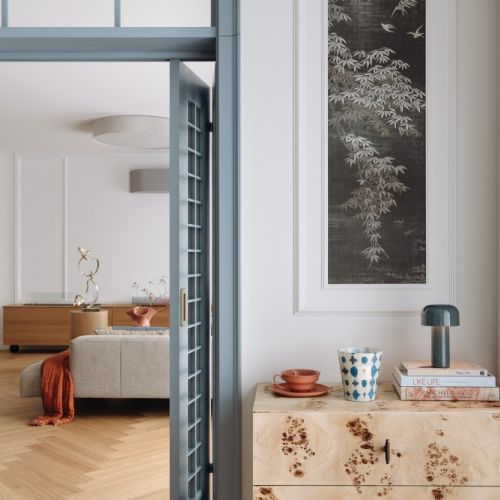 eleganckie mieszkanie z błękitnymi drzwiami