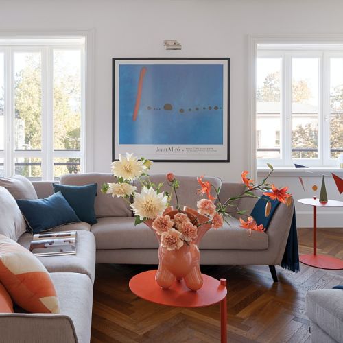 eleganckie wnętrze w kamienicy z kolorowym dodatkami