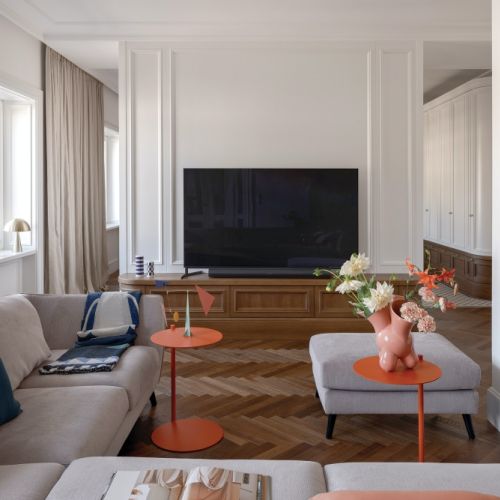 ściana z telewizorem oddziela salon od kuchni i jadalni