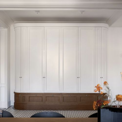 zaokrąglone kształty zabudowy w mieszkaniu w kamienicy