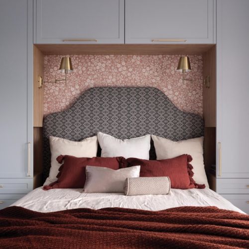 elegancka sypialnia bordowa z niebieskim