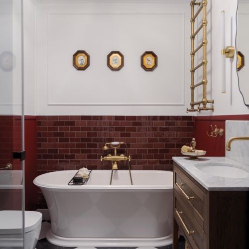 bordowa łazienka z bielą i drewnem