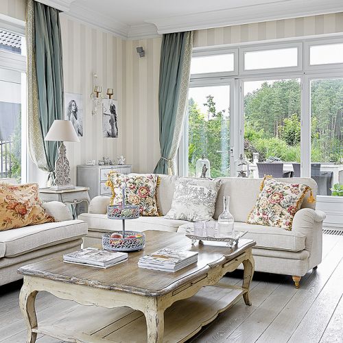 Eleganckie zasłony uszyte są z jedwabiu.