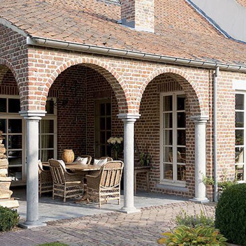 Elewacja z charakterystycznej cegły.