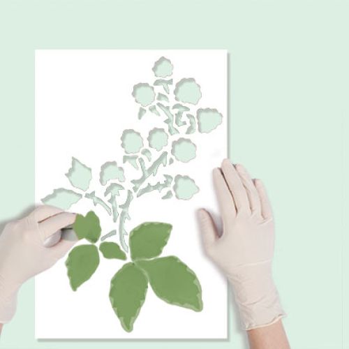 Farbę najlepiej nakładać na ścianę gąbką lub wałeczkiem.