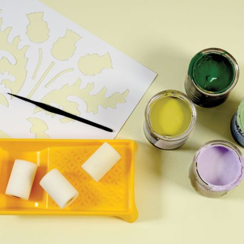 Farby i tampony z gąbki. Kłujący oset