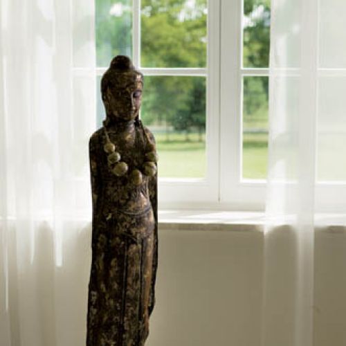 Figurka kobiety to pamiątka z podróży.