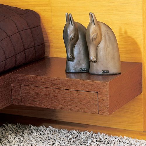 Figurki przedstawiające konie. Dom otwarty na las