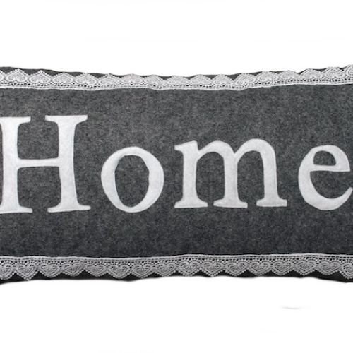 Filcowa poduszka z wyszywanym napisem (pakamera.pl)