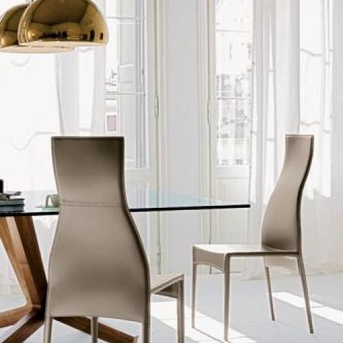 Finezyjnie wygięte oparcie i płaskie siedzisko CATTELAN ITALIA