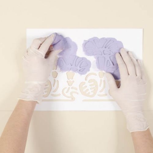 Fioletową farbą namaluj kwiaty. Z wiosną w kąpieli