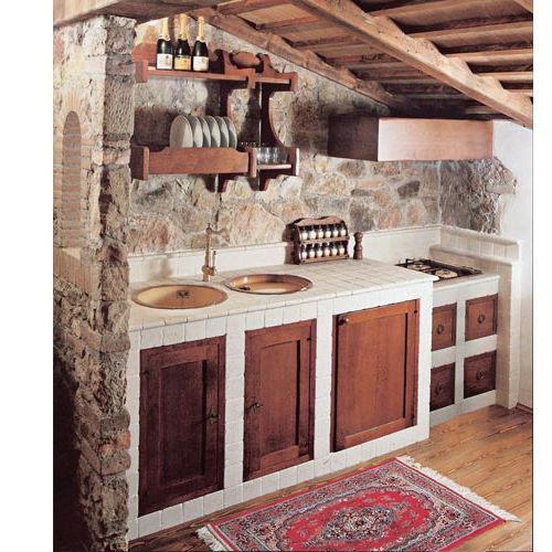 Firma Petra, jak sama nazwa wskazuje, proponuje rozwiązania w kamieniu. Obudowa szafek i blat zrobione są z kamienia Biancone