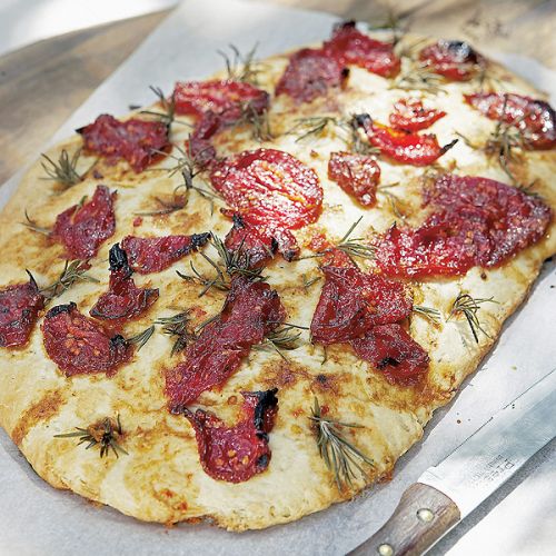Focaccia z suszonymi pomidorami. Z grządki na talerz