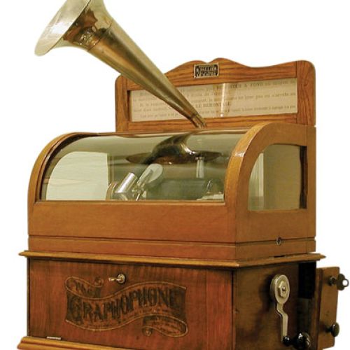 Fonograf z mechanizmem zabezpieczonym szybą.