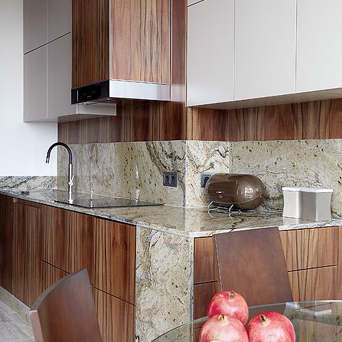 Fornir z jabłoni indyjskiej, granit prada i matowy MDF. Zrobiła ją firma Cedros. Sprzęt jest od Miele.