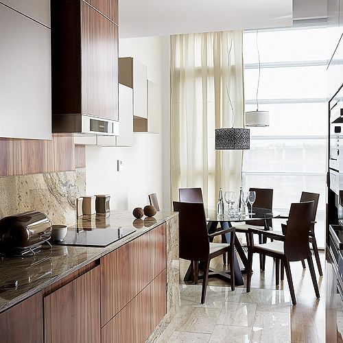 Fornir z jabłoni indyjskiej, granit prada i matowy mdf. Zrobiła ją firma Cedros. Sprzęt jest od Miele.