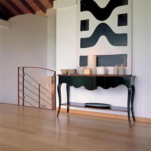 Fornirowana konsolka z czereśni. Cena ok. 22 200 zł. SELVA