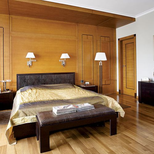 Fornirowane panele na ścianie w sypialni zrobiła firma Luxwood.