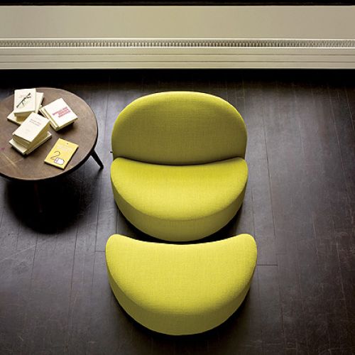 Fotel i podnóżek z kolekcji Elysee mogą być w wełnie, welurze lub skórze. Cena kompletu na zdjęciu - od