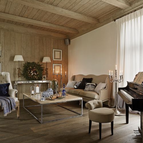 Fotel i stół w sali kominkowej - Van Thiel Antiques, poduszki w kolorze gothic blue Gianfranco Ferre z salonu Archidzieło.