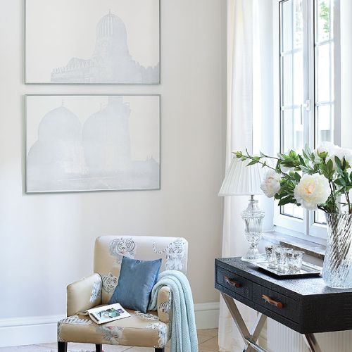 Fotel obity tkaniną w tygrysy i konsolka obita skórą (Home sweet home)