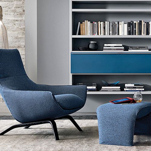 Fotel z podnóżkiem Ermes marki MisureEmme, projekt: Mauro Lipparini. Nogi z litego dębu, zdejmowany pokrowiec.