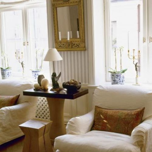 Fotele i elegancki stoliczek. Spotkanie Wschodu z Zachodem