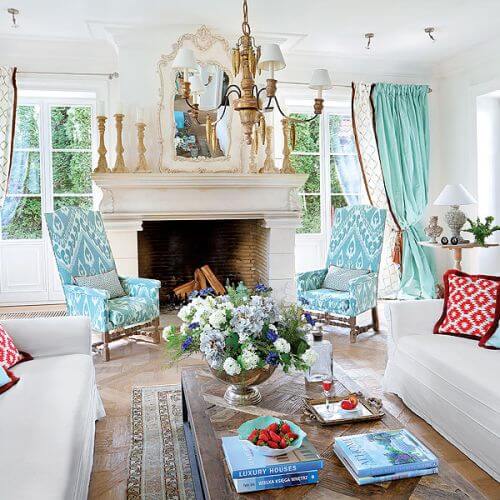 Fotele, które stoją przy kominku, Agnieszka znalazła w Belgii, a unikatową bawełnę do ich obicia,