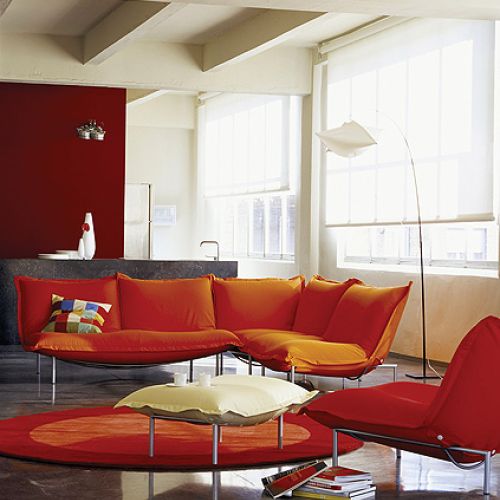 Fotele, puf i sofy (od 2198 euro) z serii Calin wyglądają jak lewitujące nad podłogą poduszki.