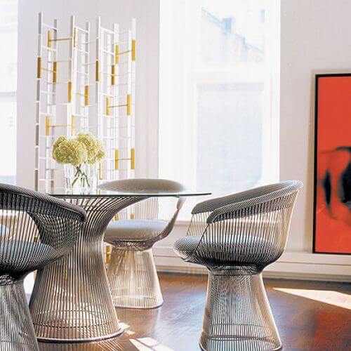 Fotele, taborety, stoliki z niklowanych stalowych drutów. Projekty mebli Warrena Platnera.