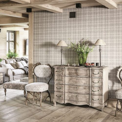 Francuska komoda na tle angielskiej tapety