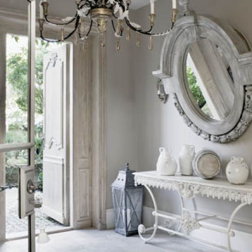 Francuskie drobiazgi: żyrandol (od Mis en Demeur), metalowa konsola (Les Comptoirs). Tylko stojąca na podłodze