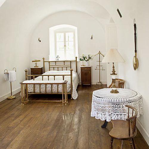 Sypialnia w stylu nieco rustykalnym.