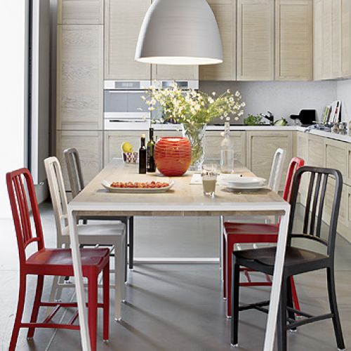 Fronty i blat stołu z litego drewna, całość zaprojektował Maciej Bidermann, ZAJC KUCHNIE