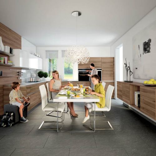 Furnier 590. Szafki fornirowane są drewnem orzechowym. NOLTE