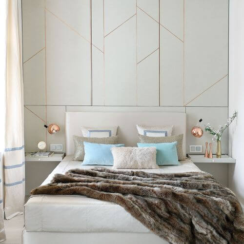 Futrzane poduszki i kapa oraz błyszczące dodatki wprowadziły do sypialni nutę glamour.