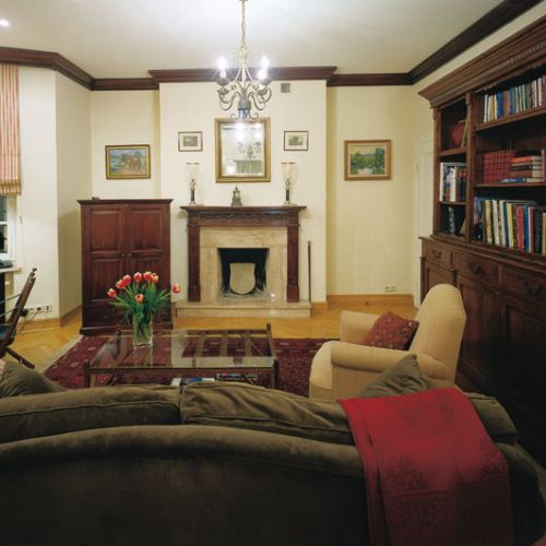 Gabinet pana domu znajduje się w innym skrzydle domu, ale z jadalnią łączy go tajemne przejście.