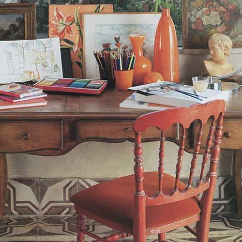 Gabinet utrzymany w klimacie wiejskiej werandy. Biurko to replika mebla Josepha Grange a - twórcy francuskiej