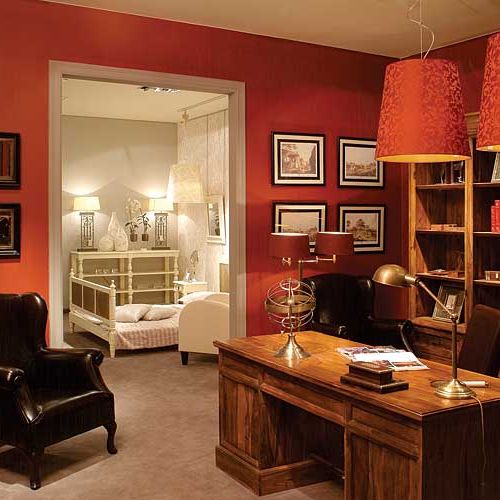 Gabinet z charakterem - za skórzany fotel z kolekcji London zapłacimy 3900 zł, biurko i regał History z litego