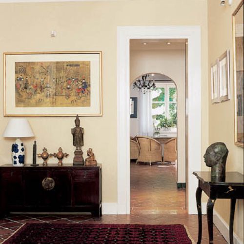 Galeria ze zbieraniną pamiątek przywiezionych z podróży.